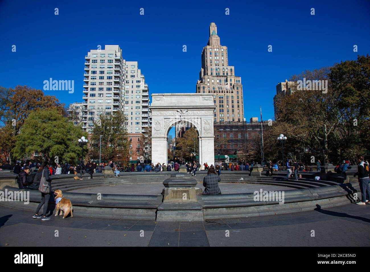 Washington Square Arch, officiellement The Washington Arch une arche triomphale romaine en marbre dans Washington Square Park, dans le quartier de Greenwich Village de Lower Manhattan à New York. Conçu par l'architecte Stanford White en 1892, il commémore le centenaire de l'inauguration de George Washington en 1789 en tant que président des États-Unis et forme le terminus sud de la Cinquième Avenue. L'arche a G. Washington comme commandant en chef et comme président. Des sculptures ont été faites de Frederick MacMonnies, Philip Martiny, Hermon A.. MacNeil et Alexander Stirling Calder fabriqués en marbre de Tuckahoe. NYC, ETATS-UNIS Banque D'Images