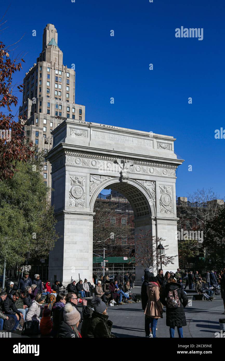 Washington Square Arch, officiellement The Washington Arch une arche triomphale romaine en marbre dans Washington Square Park, dans le quartier de Greenwich Village de Lower Manhattan à New York. Conçu par l'architecte Stanford White en 1892, il commémore le centenaire de l'inauguration de George Washington en 1789 en tant que président des États-Unis et forme le terminus sud de la Cinquième Avenue. L'arche a G. Washington comme commandant en chef et comme président. Des sculptures ont été faites de Frederick MacMonnies, Philip Martiny, Hermon A.. MacNeil et Alexander Stirling Calder fabriqués en marbre de Tuckahoe. NYC, ETATS-UNIS Banque D'Images