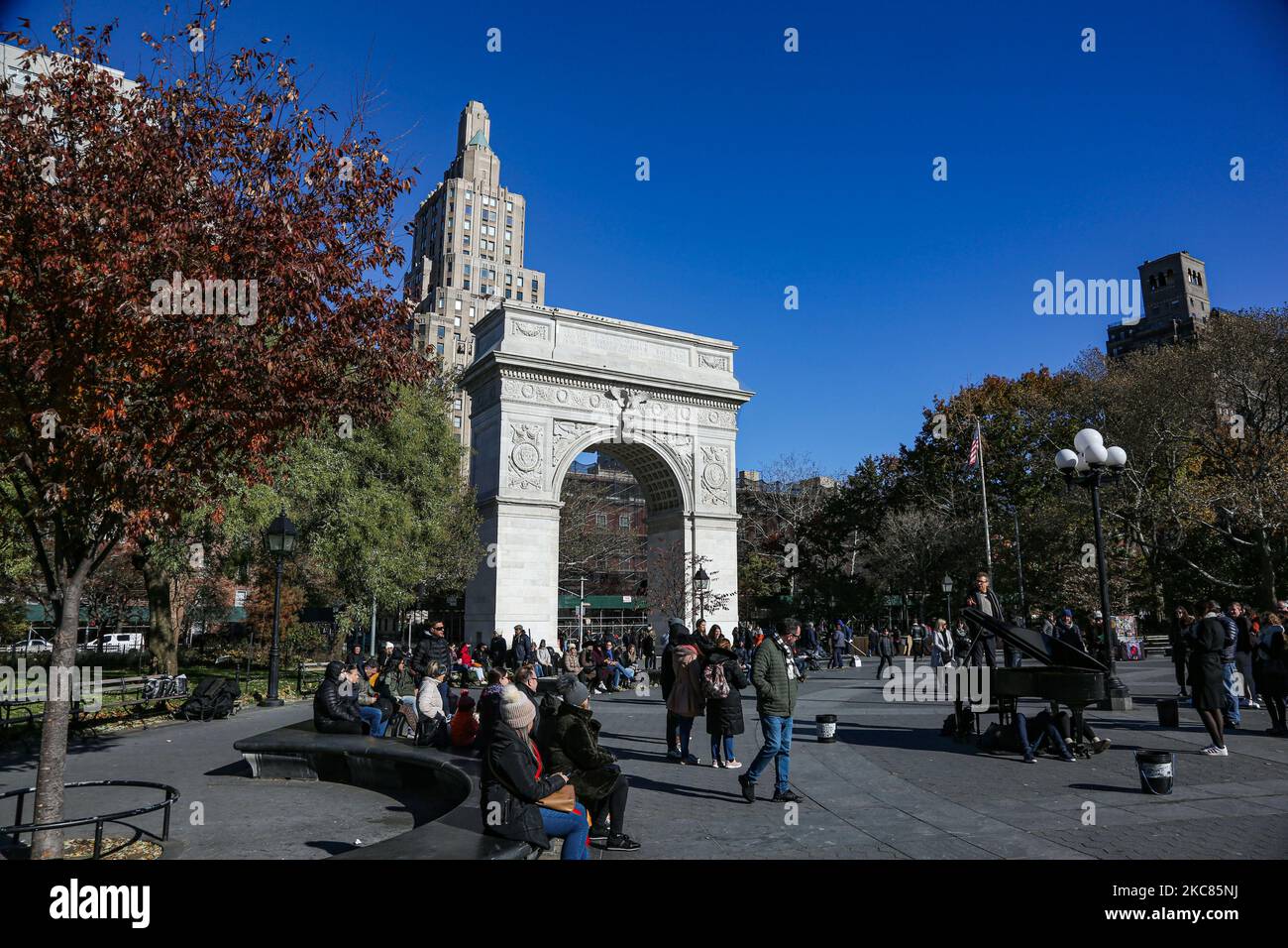 Washington Square Arch, officiellement The Washington Arch une arche triomphale romaine en marbre dans Washington Square Park, dans le quartier de Greenwich Village de Lower Manhattan à New York. Conçu par l'architecte Stanford White en 1892, il commémore le centenaire de l'inauguration de George Washington en 1789 en tant que président des États-Unis et forme le terminus sud de la Cinquième Avenue. L'arche a G. Washington comme commandant en chef et comme président. Des sculptures ont été faites de Frederick MacMonnies, Philip Martiny, Hermon A.. MacNeil et Alexander Stirling Calder fabriqués en marbre de Tuckahoe. NYC, ETATS-UNIS Banque D'Images