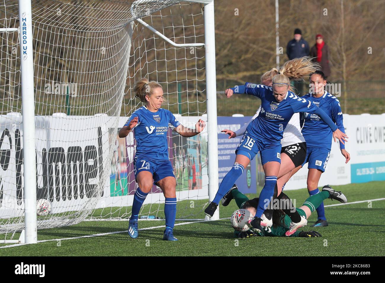 Megan Borthwick et Ellie Christon, de Durham Women's, réussissent à bousculer le ballon tout en étant sous la pression du RISQUE d'Amelia des London Bees lors du match de championnat FA féminin entre Durham Women et London Bees au château de Maiden, à Durham City, le dimanche 24th janvier 2021. (Photo de Mark Fletcher/MI News/NurPhoto) Banque D'Images