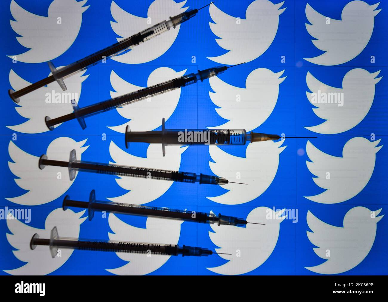 Image illustrant des seringues médicales devant le logo Twitter affiché à l'écran. Mardi, 26 janvier 2021, à Dublin, Irlande. (Illustration photo par Artur Widak/NurPhoto) Banque D'Images