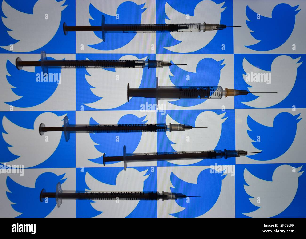 Image illustrant des seringues médicales devant le logo Twitter affiché à l'écran. Mardi, 26 janvier 2021, à Dublin, Irlande. (Illustration photo par Artur Widak/NurPhoto) Banque D'Images