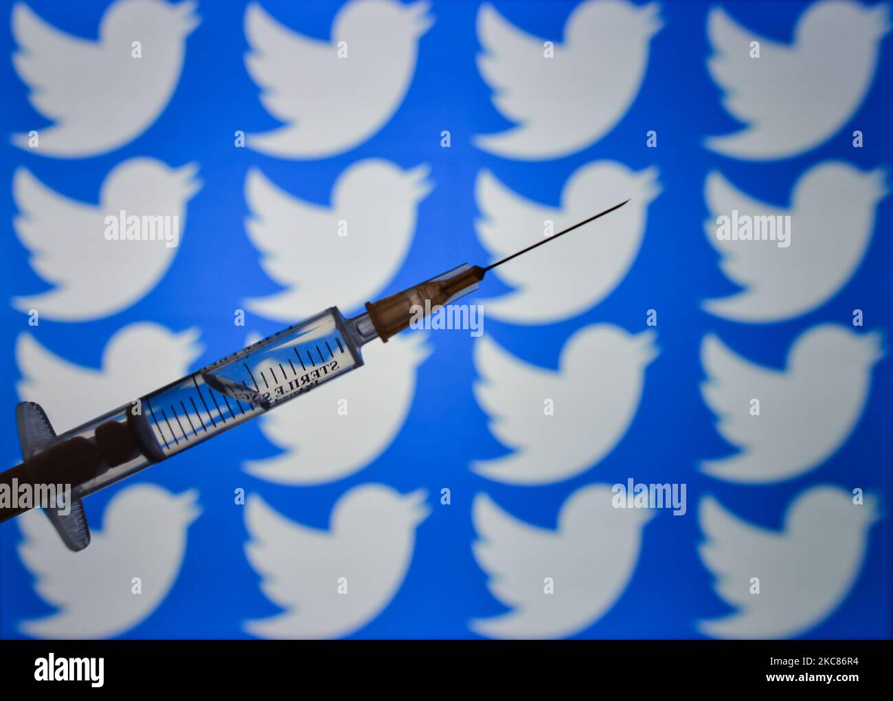 Illustration d'une seringue médicale devant le logo Twitter affiché à l'écran. Mardi, 26 janvier 2021, à Dublin, Irlande. (Illustration photo par Artur Widak/NurPhoto) Banque D'Images