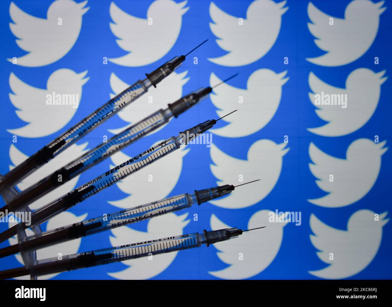 Image illustrant des seringues médicales devant le logo Twitter affiché à l'écran. Mardi, 26 janvier 2021, à Dublin, Irlande. (Illustration photo par Artur Widak/NurPhoto) Banque D'Images