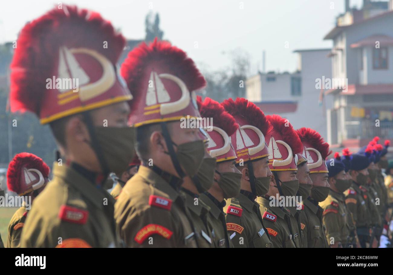 Le contingent de police du Nagaland portant un masque facial est en formation pendant le jour de la République de 72nd, à Dimapur, dans l'État du Nagaland, au nord-est de l'Inde, le mardi 26 janvier 2021. (Photo de Caisii Mao/NurPhoto) Banque D'Images