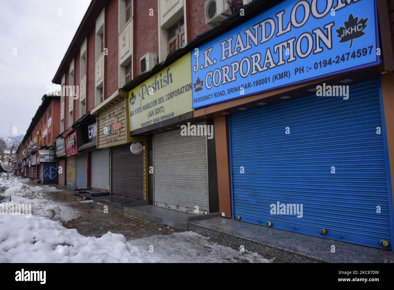 Fermeture dans le centre-ville de Lal Chowk pendant les restrictions alors que l'Inde célèbre sa journée de la république à Srinagar, dans le Cachemire administré par l'Inde, le 26 janvier 2021. La fermeture a été observée dans la vallée du Cachemire alors que d'énormes déploiements de forces ont été mis en place à de nombreux endroits pour imposer des restrictions. En outre, les services Internet mobiles restent suspendus dans la vallée. (Photo de Muzamil Mattoo/NurPhoto) Banque D'Images