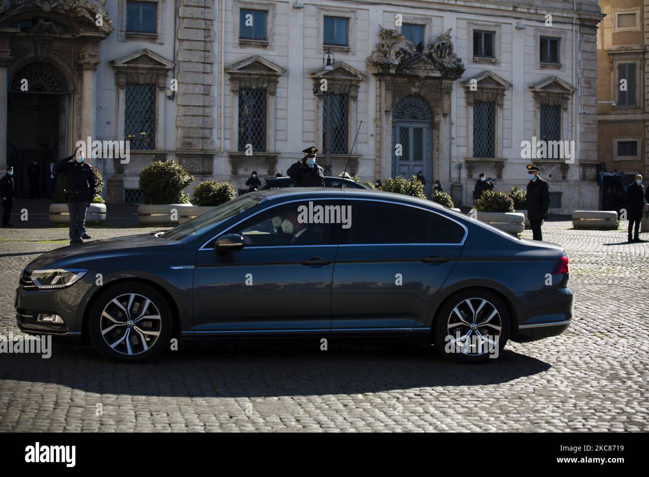 Le Premier ministre italien Giuseppe Conte (invisible) est assis à l'arrière d'une voiture lorsqu'il arrive au Palais présidentiel Quirinale de Rome pour offrir sa démission au Président de la République italienne Sergio Mattarella, à Rome, en Italie, le 26 janvier 2021. (Photo de Christian Minelli/NurPhoto) Banque D'Images