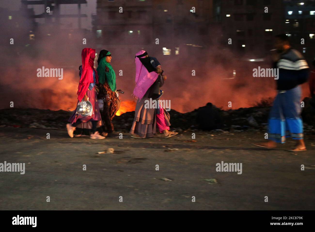 Les gens se déplacent alors que les incendies de déchets créent de la fumée toxique à côté d'une route dans la région de Keraniganj à Dhaka, au Bangladesh, mardi, à 26 janvier 2021. La pollution de l'air réduit l'espérance de vie de 7 ans, selon une étude. (Photo de Syed Mahamudur Rahman/NurPhoto) Banque D'Images Les gens se déplacent alors que les incendies de déchets créent de la fumée toxique à côté d'une route dans la région de Keraniganj à Dhaka, au Bangladesh, mardi, à 26 janvier 2021. La pollution de l'air réduit l'espérance de vie de 7 ans, selon une étude. (Photo de Syed Mahamudur Rahman/NurPhoto) Banque D'Images