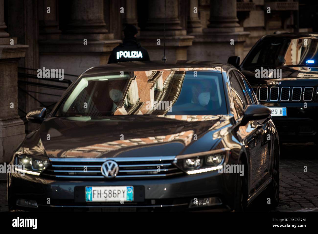 Le Premier ministre Giuseppe Conte démissionnait d'une entrée latérale en voiture après avoir donné sa démission du chef d'État Sergio Mattarella à Rome, le 26 janvier 2021. (Photo par Andrea Ronchini/NurPhoto) Banque D'Images