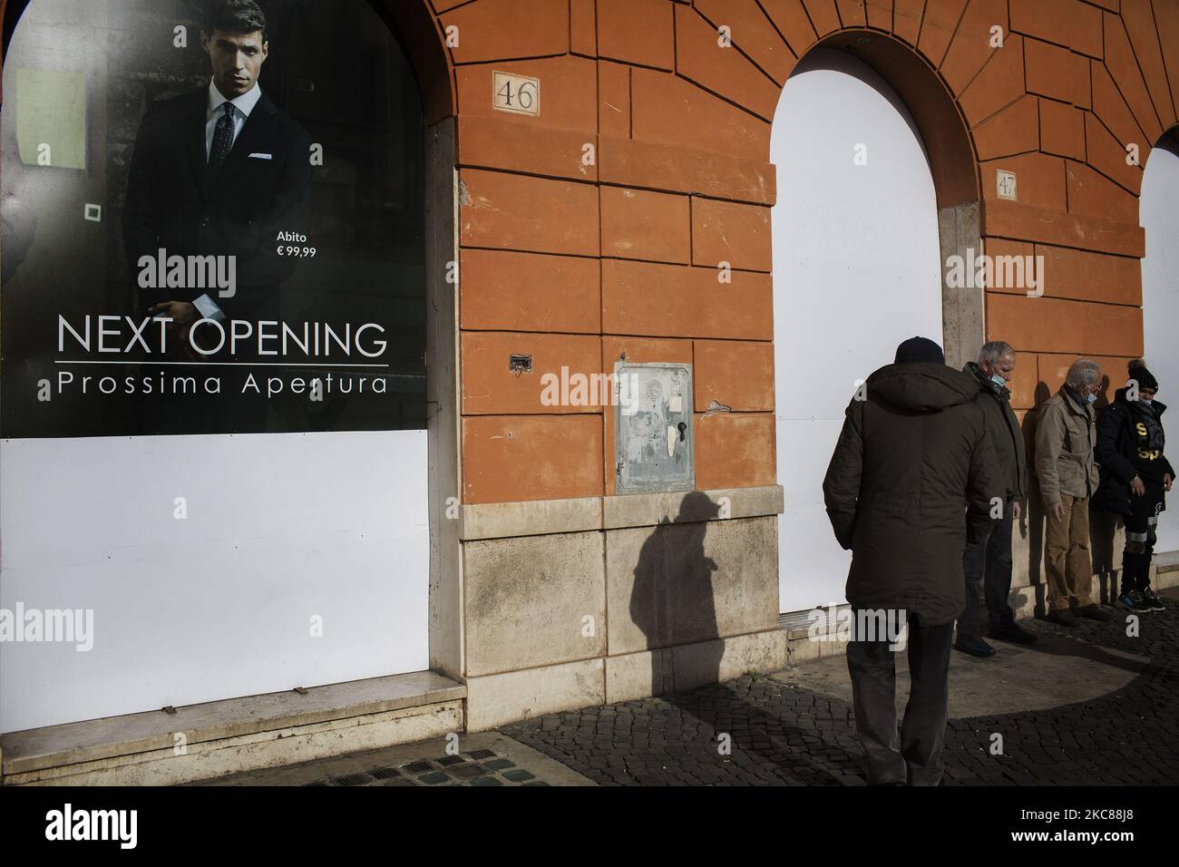 Les gens se tiennent devant un magasin fermé sur la Piazza Navona, Rome, 27 janvier 2021. L'Italie est confrontée à davantage de troubles politiques après la démission du Premier ministre Giuseppe Conte mardi, à un moment où le pays est confronté à une grave crise économique et sanitaire. (Photo de Christian Minelli/NurPhoto) Banque D'Images