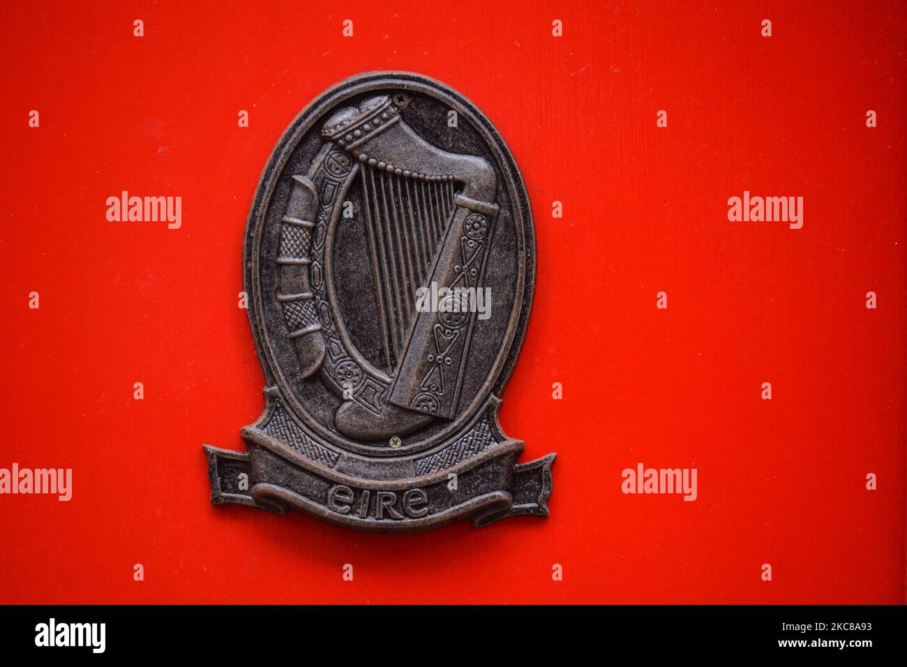 The Harp, l'un des emblèmes officiels de l'État irlandais vu à la porte d'un pub du Temple Bar à Dublin pendant le confinement de niveau 5 Covid-19. Le jeudi 28 janvier 2021, à Dublin, Irlande. (Photo par Artur Widak/NurPhoto) Banque D'Images