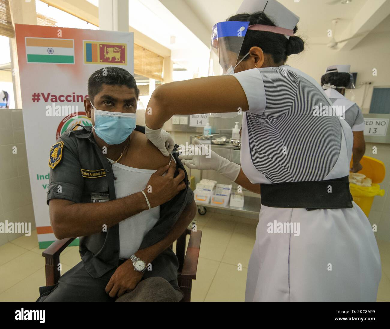 Un personnel de sécurité sri-lankais travaillant dans un hôpital reçoit une injection de vaccin COVID-19 d'Oxford-AstraZeneca à l'hôpital national Institute of Infectious Diseases de Colombo, au Sri Lanka, le 29 janvier 2021. Le Sri Lanka, vendredi (29), a lancé sa campagne nationale de vaccination contre le coronavirus en administrant les premiers coups de feu aux agents de santé, aux soldats et au personnel de sécurité de première ligne, un jour après que l'Inde ait offert 500 000 doses de vaccin AstraZeneca au Sri Lanka. (Photo de Thharaka Basnayaka/NurPhoto) Banque D'Images