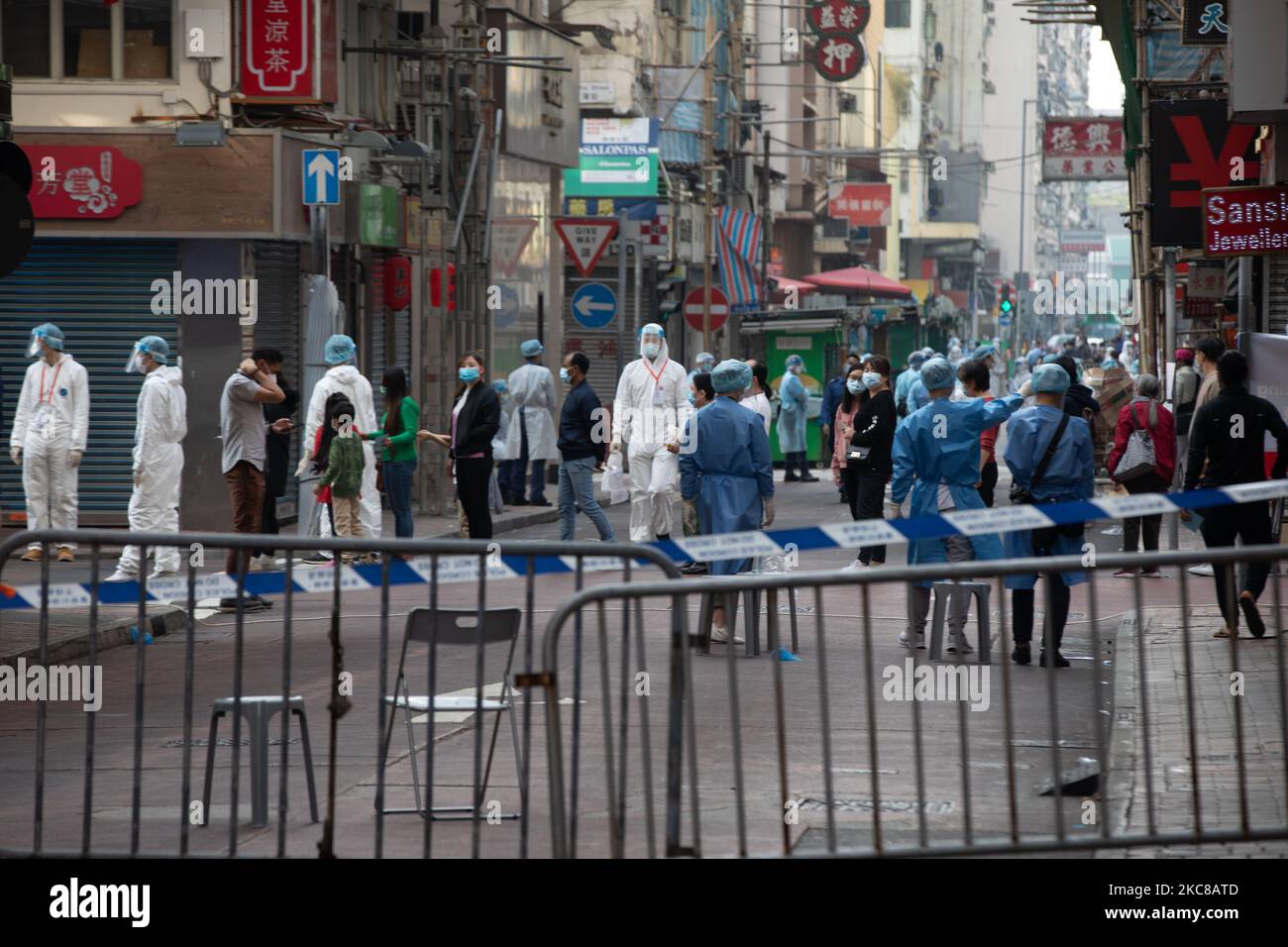 La vie quotidienne à Hong Kong, Hong Kong, S.A.R le 23 janvier 2021. Hong Kong enferme près de 10 000 personnes dans le district de Yau Tsim Mong lors de la première enferme depuis le début de la pandémie de Covid-19. Le gouvernement applique la première écluse Covid d'environ 200 bâtiments dans la région de Yau Tsim Mong. (Photo de Simon Jankowski/NurPhoto) Banque D'Images