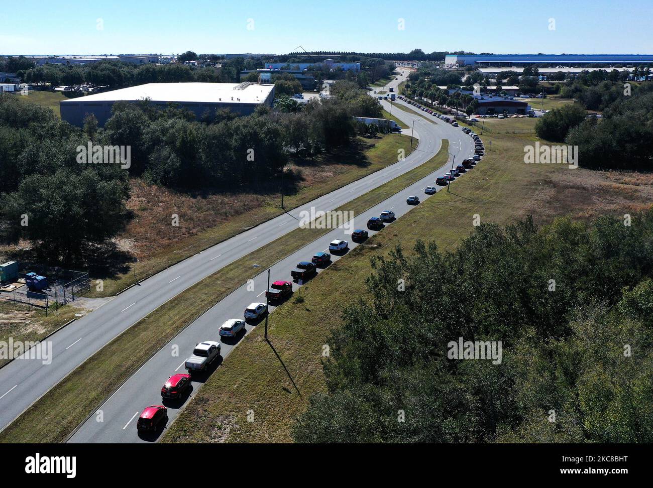 Une vue aérienne d'un drone montre une longue gamme de voitures, alors que les travailleurs de la santé de première ligne et les personnes âgées de 65 ans et plus attendent des heures pour recevoir le vaccin Pfizer COVID-19 dans un site de vaccination « premier arrivé, premier servi » géré par le département de santé du comté de Lake à 29 janvier, 2021 à Groveland, Floride, près d'Orlando. (Photo de Paul Hennessy/NurPhoto) Banque D'Images