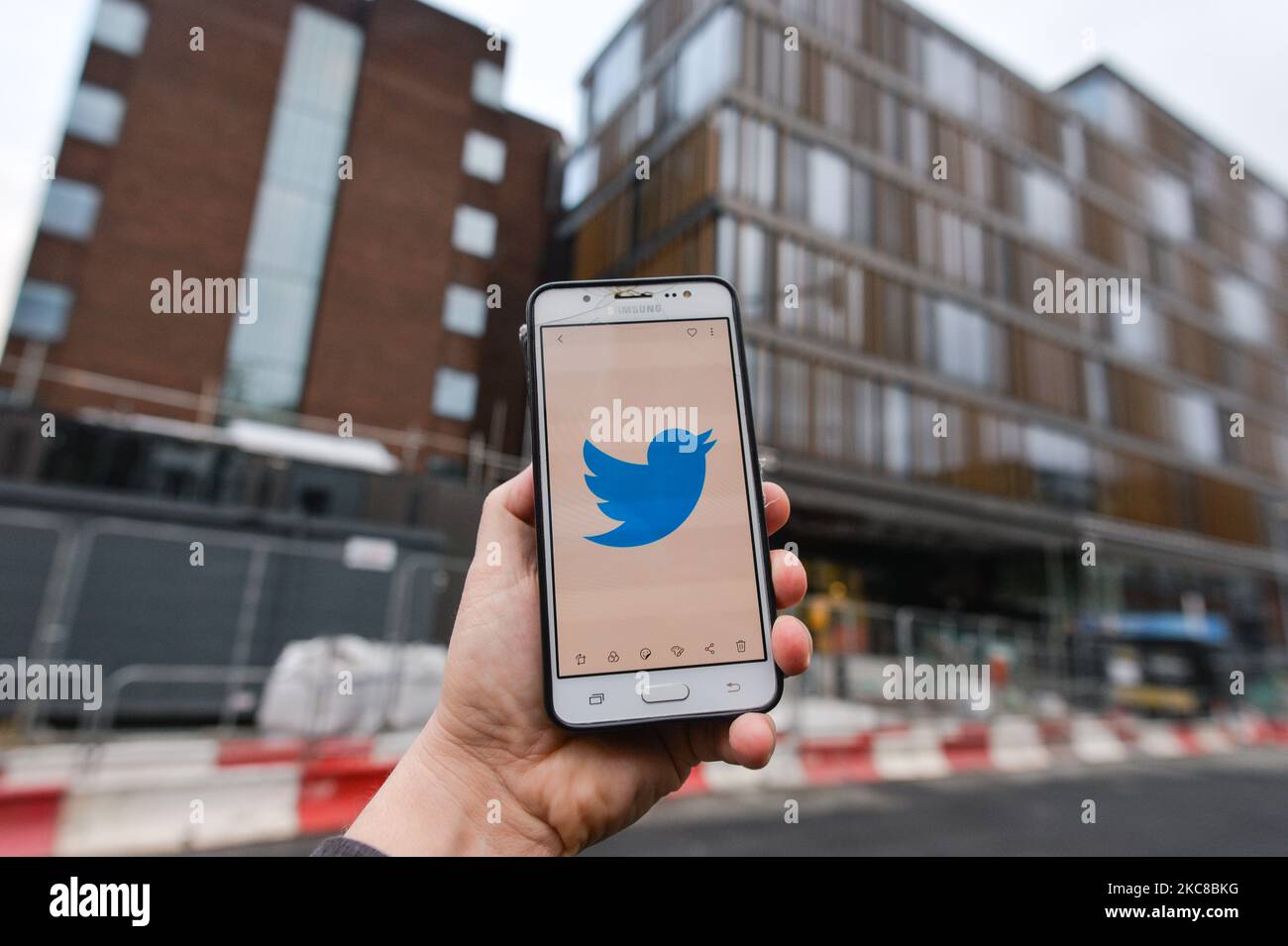 Logo de Twitter affiché sur un téléphone mobile devant le nouveau siège européen de Twitter à Dublin. Le vendredi 29 janvier 2021, à Dublin, Irlande. (Photo par Artur Widak/NurPhoto) Banque D'Images