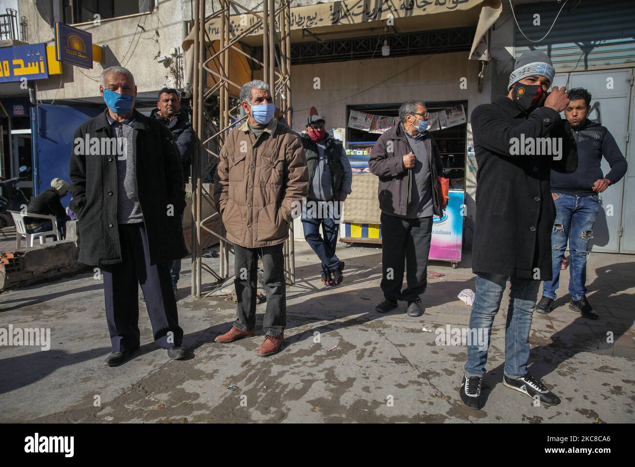 Un groupe de résidents (hommes) d'un quartier dur sont vus