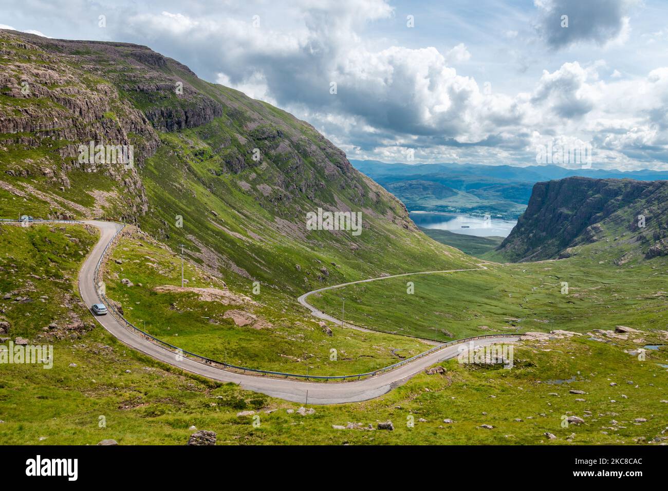 Le passage du Cattle, une route sinueuse à voie unique à travers les montagnes de la péninsule APPLECROSS, dans Wester Ross, Scottish Highlands.Tall falaise comme Mo Banque D'Images