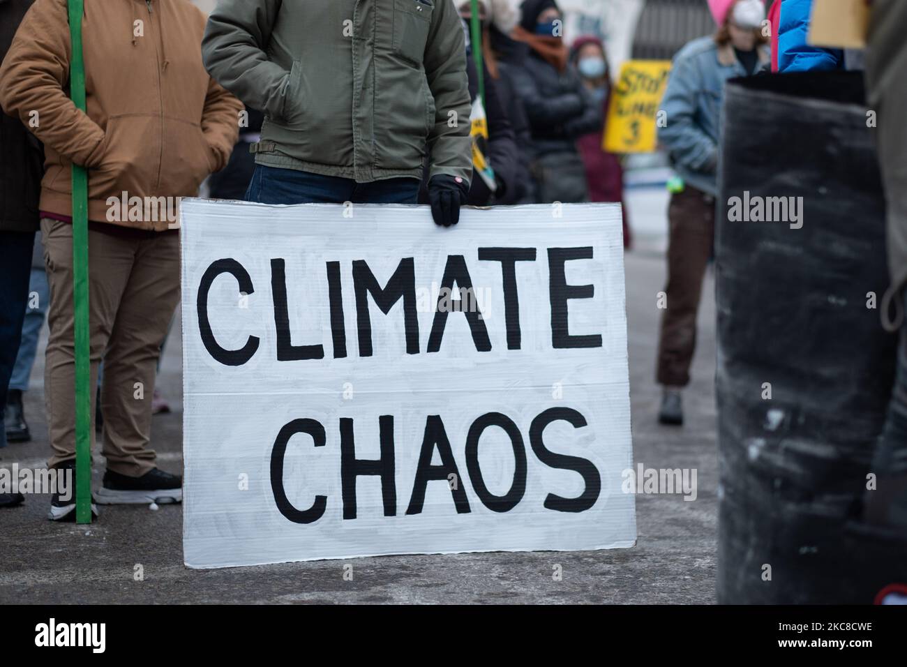 Un manifestant affiche un panneau indiquant « chaos climatique » lors d'une manifestation sur un pipeline de la ligne 3 dans le centre-ville de St. Paul, Minnesota. 29 janvier 2021. Près de 600 activistes et protecteurs d'eau ont pris part vendredi soir à St. Paul, Minnesota, à une manifestation contre le pipeline de la ligne 3 d'Enbridge. L'événement a été organisé par plus d'une douzaine de groupes, dont Sunrise Movement MN, Honor the Earth, International Indigenous Youth Council, Environment MN, MN350, et d'autres. Les participants ont demandé au gouverneur Tim Walz ainsi qu'à la Société des ingénieurs de l'Armée de terre de révoquer le permis du pipeline sur la sécurité environnementale et le gro humanitaire Banque D'Images