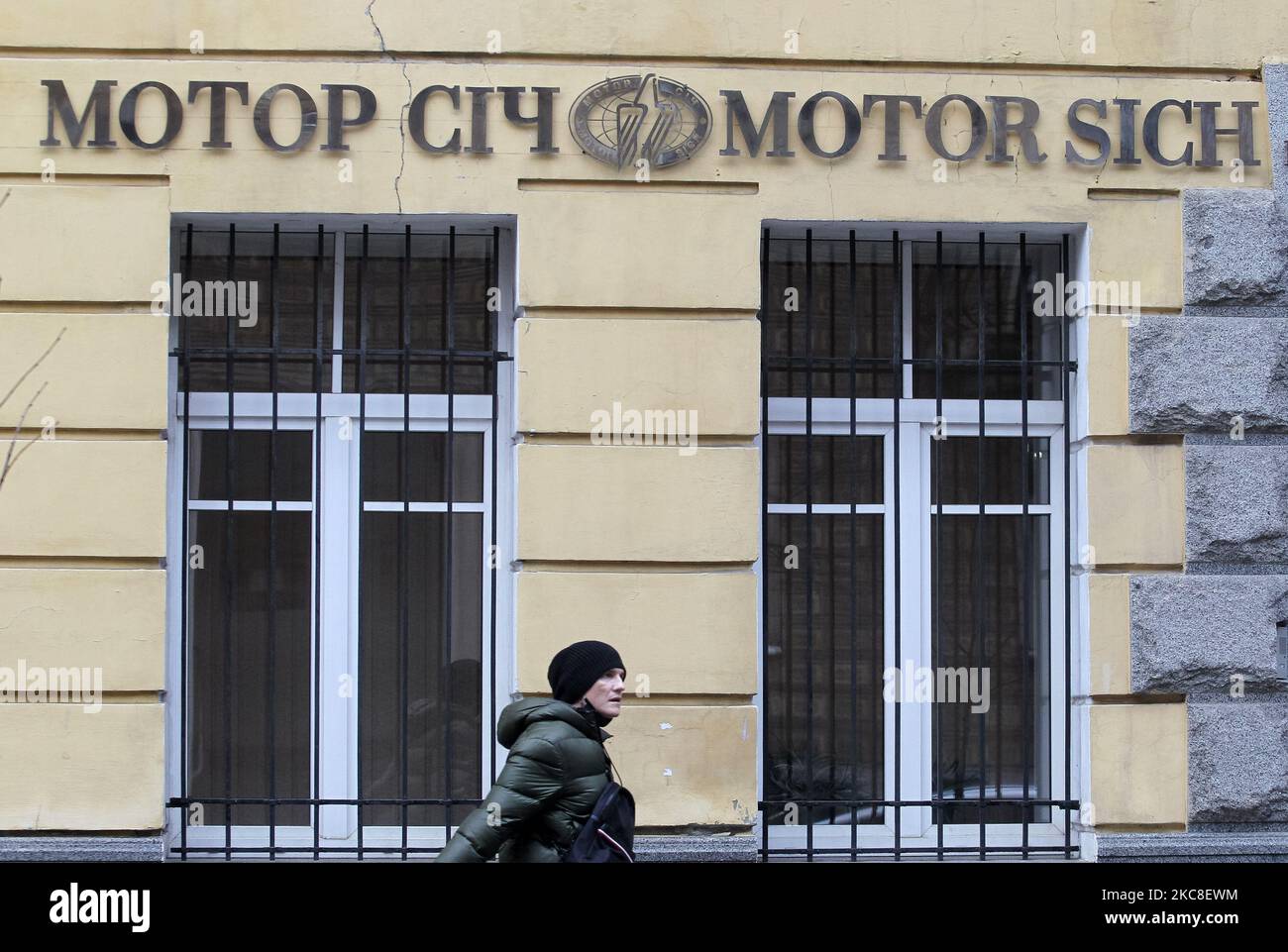 Le 26 janvier 2021, un homme passe devant le bureau de Kiev de Motor