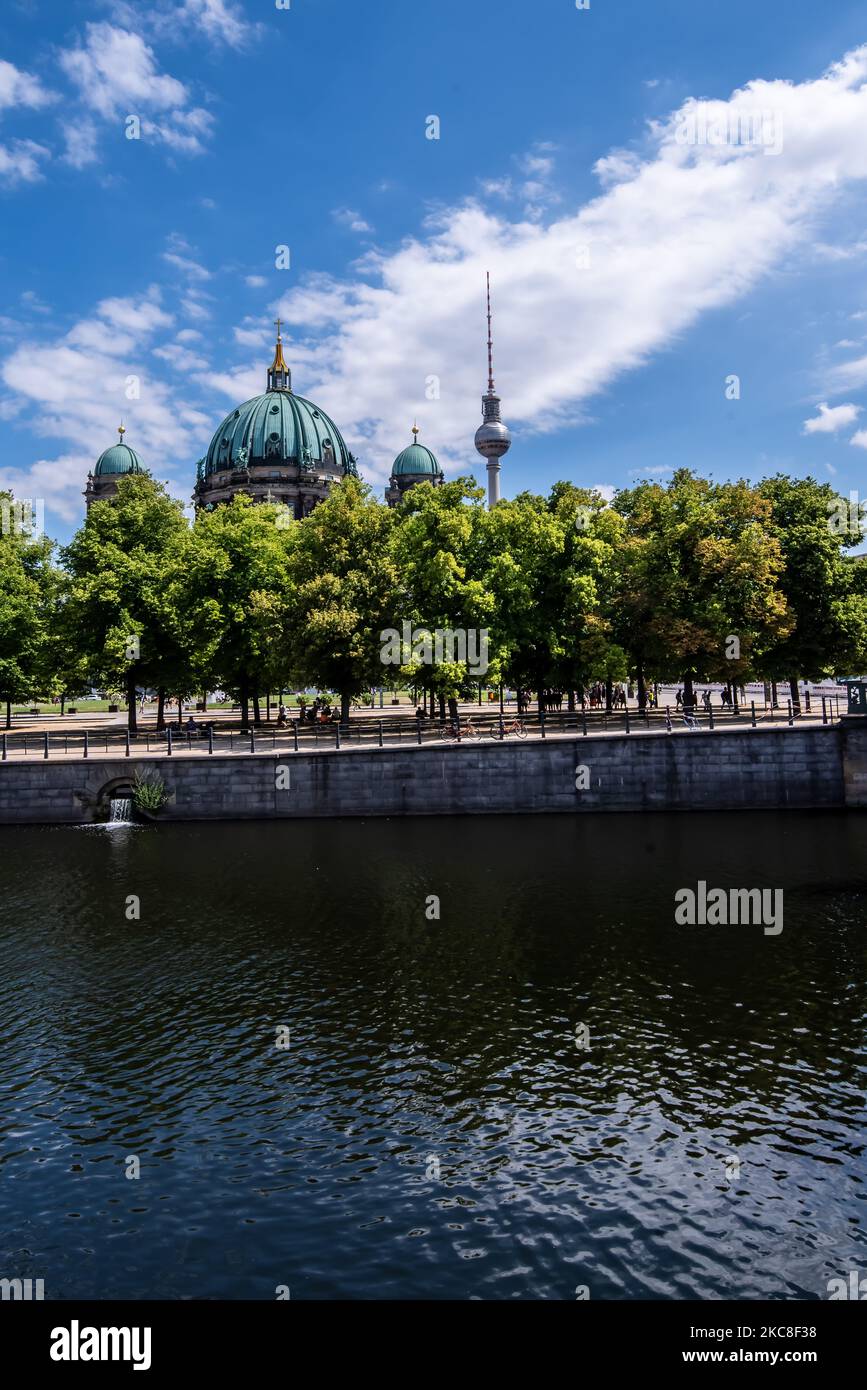 Une verticale du canal Oder-Spree avec une cathédrale et une tour de télévision en Allemagne. Banque D'Images