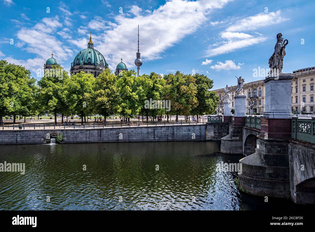 Une belle vue sur le canal Oder-Spree avec une cathédrale et une tour de télévision en Allemagne. Banque D'Images