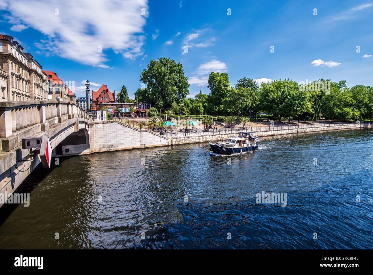Vue depuis l'île aux musées sur le canal de la Spree à Berlin Mitte. Banque D'Images