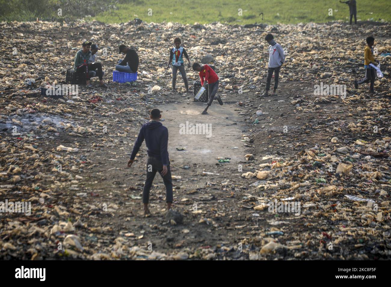 Des enfants jouent au cricket dans un site de stockage des ordures de Dhaka, au bangladesh, dimanche, à 31 janvier 2021. (Photo de Kazi Salahuddin Razu/NurPhoto) Banque D'Images