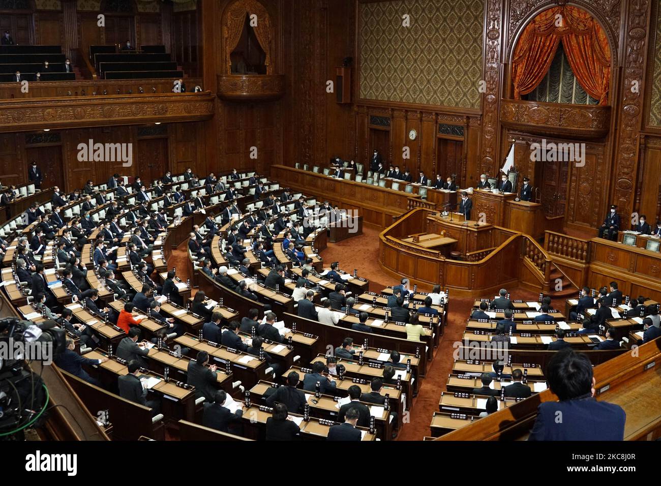 Vue d'une séance de débat tenue à la chambre basse du Japon à Tokyo, au Japon, sur 1 février 2021, concernant les projets de loi visant à introduire des amendes pour les personnes et les entreprises qui ne se conforment pas aux mesures du pays pour arrêter la propagation du coronavirus. (Photo de Jinhee Lee/NurPhoto) Banque D'Images