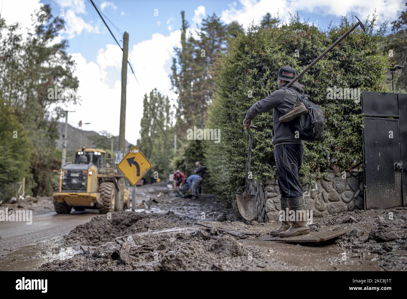 Les travailleurs qui inspectent la zone un jour après un glissement de boue ont affecté un tronçon à San José de Maipo, au Chili, sur 1 février 2021. La petite ville de San Alfonso a été complètement détruite après avoir été frappée par la tempête qui a touché la région centrale du pays. (Photo de Felipe Figueroa/Nurphoto) Banque D'Images