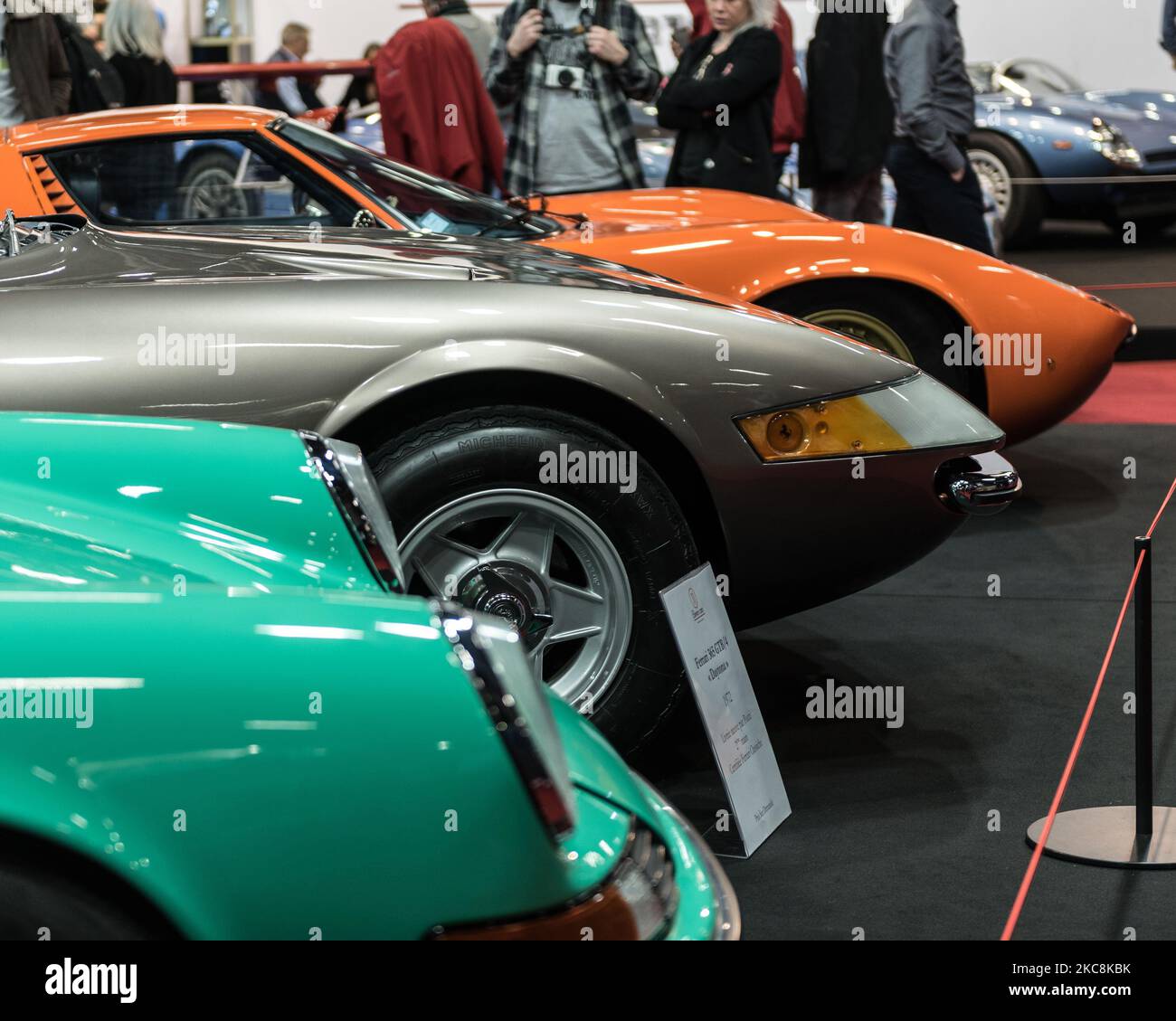 Vue sur la gamme d'une Porsche 911 verte, d'une Ferrari Daytona argentée et d'une Lamborghini Miura orange Banque D'Images