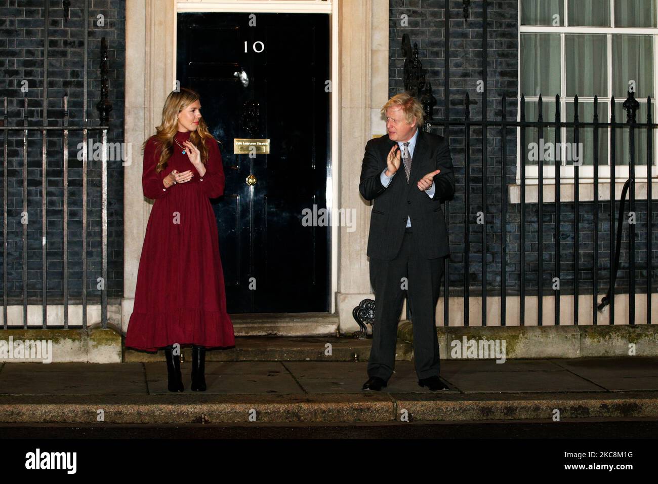Le Premier ministre britannique Boris Johnson et sa fiancée Carrie Symonds ont mené un clap national de 6pm en l'honneur du capitaine Sir Tom Moore, ancien combattant de la collecte de fonds contre le coronavirus âgé de 100 ans, devant le 10 Downing Street à Londres, en Angleterre, sur 3 février 2021. Sir Tom, qui a recueilli l'an dernier des dizaines de millions de personnes pour les organismes de bienfaisance du NHS, est décédé hier avec le coronavirus. (Photo de David Cliff/NurPhoto) Banque D'Images