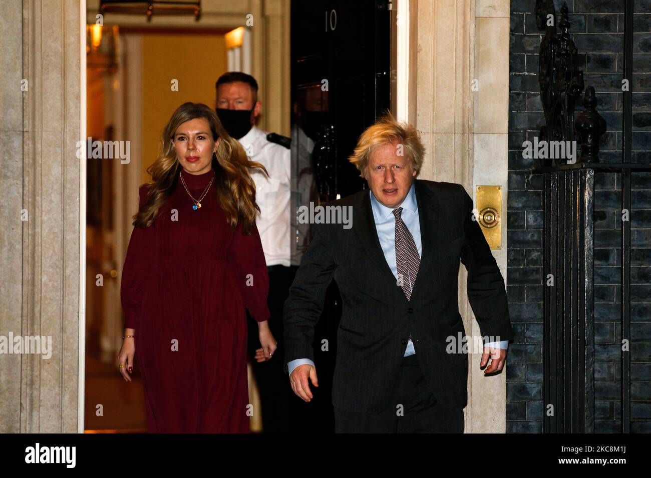 Le Premier ministre britannique Boris Johnson quitte 10 Downing Street avec sa fiancée Carrie Symonds pour diriger un clap national de 6pm en l'honneur du capitaine Sir Tom Moore, ancien combattant de la collecte de fonds contre le coronavirus âgé de 100 ans, à Londres, en Angleterre, sur 3 février 2021. Sir Tom, qui a recueilli l'an dernier des dizaines de millions de personnes pour les organismes de bienfaisance du NHS, est décédé hier avec le coronavirus. (Photo de David Cliff/NurPhoto) Banque D'Images