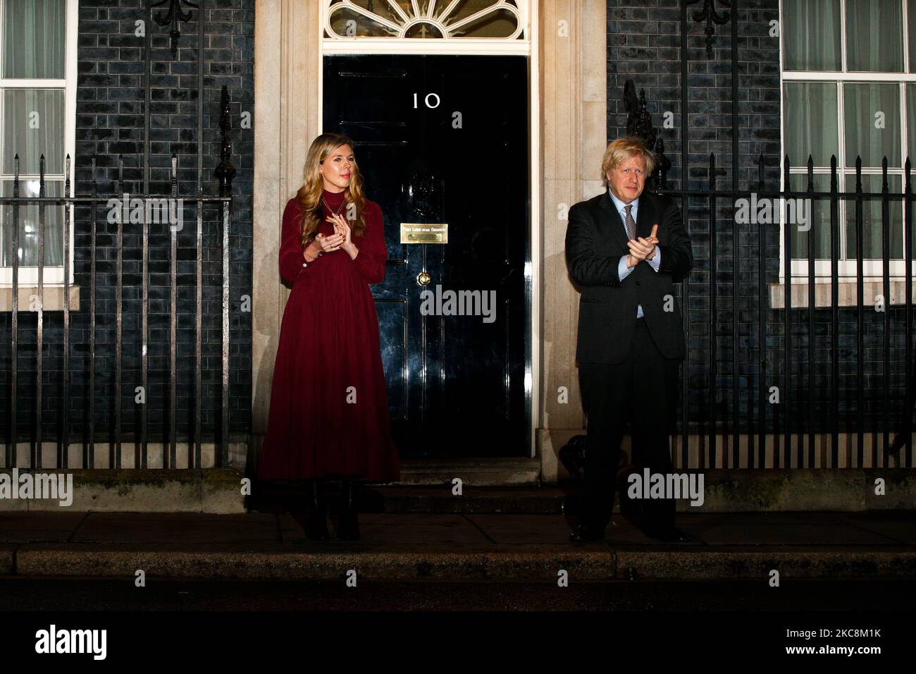 Le Premier ministre britannique Boris Johnson et sa fiancée Carrie Symonds ont mené un clap national de 6pm en l'honneur du capitaine Sir Tom Moore, ancien combattant de la collecte de fonds contre le coronavirus âgé de 100 ans, devant le 10 Downing Street à Londres, en Angleterre, sur 3 février 2021. Sir Tom, qui a recueilli l'an dernier des dizaines de millions de personnes pour les organismes de bienfaisance du NHS, est décédé hier avec le coronavirus. (Photo de David Cliff/NurPhoto) Banque D'Images