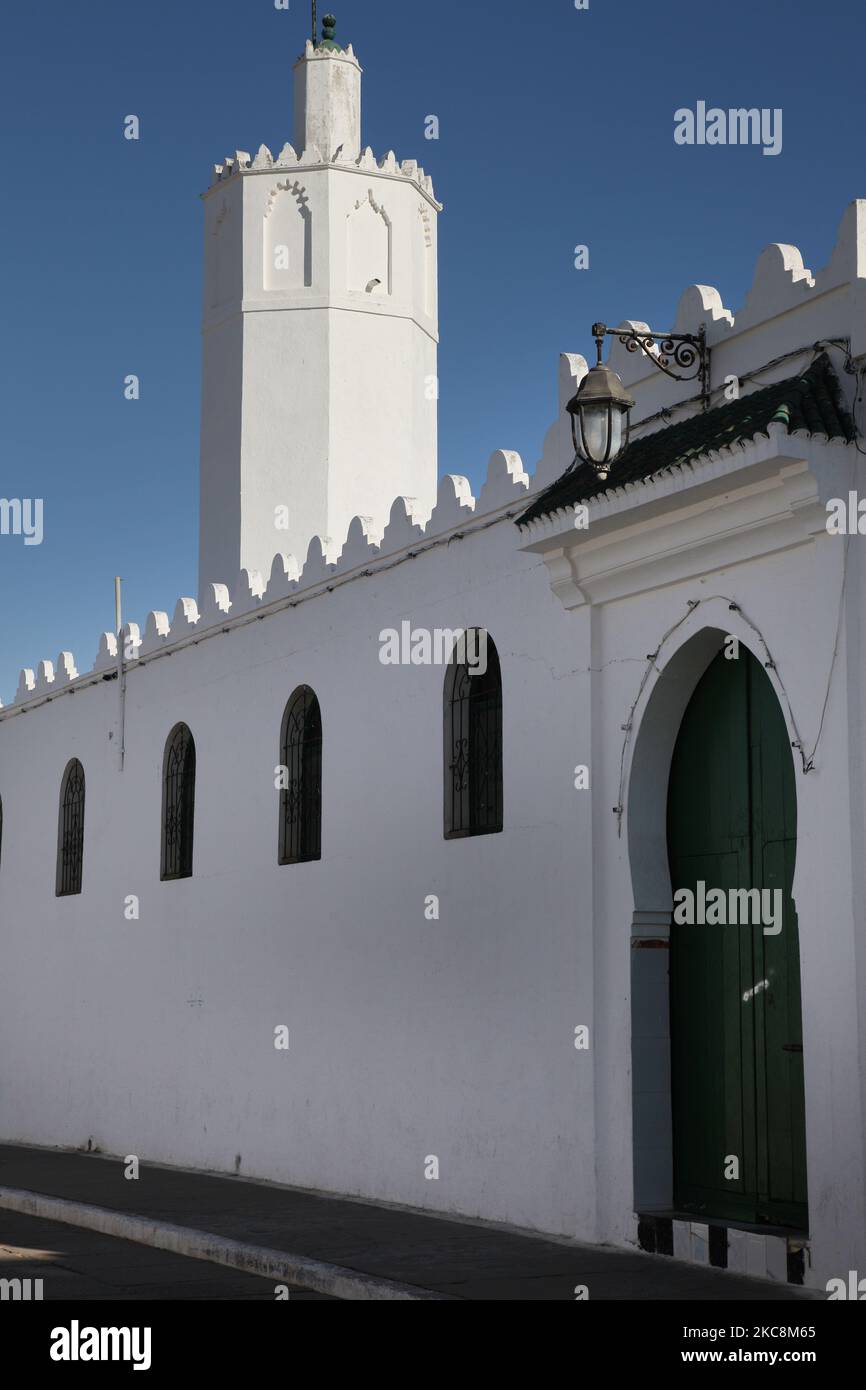 Grande mosquée dans la ville d'Asilah (Arzeila) au Maroc, Afrique. Asilah est une ville fortifiée à la pointe nord-ouest de la côte atlantique du Maroc. (Photo de Creative Touch Imaging Ltd./NurPhoto) Banque D'Images
