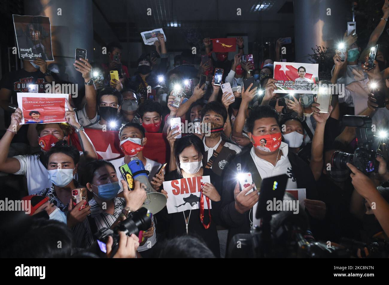 Le Myanmar a manifesté lors d'une manifestation contre un coup d'État militaire à l'ambassade du Myanmar à Bangkok, Thaïlande, le 04 février 2021. (Photo par Anusak Laowilas/NurPhoto) Banque D'Images