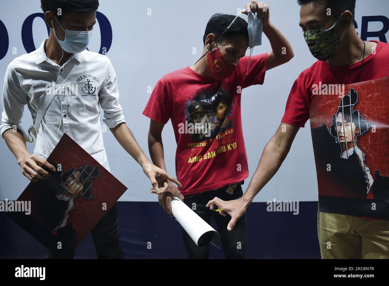 Le Myanmar a manifesté lors d'une manifestation contre un coup d'État militaire à l'ambassade du Myanmar à Bangkok, Thaïlande, le 04 février 2021. (Photo par Anusak Laowilas/NurPhoto) Banque D'Images