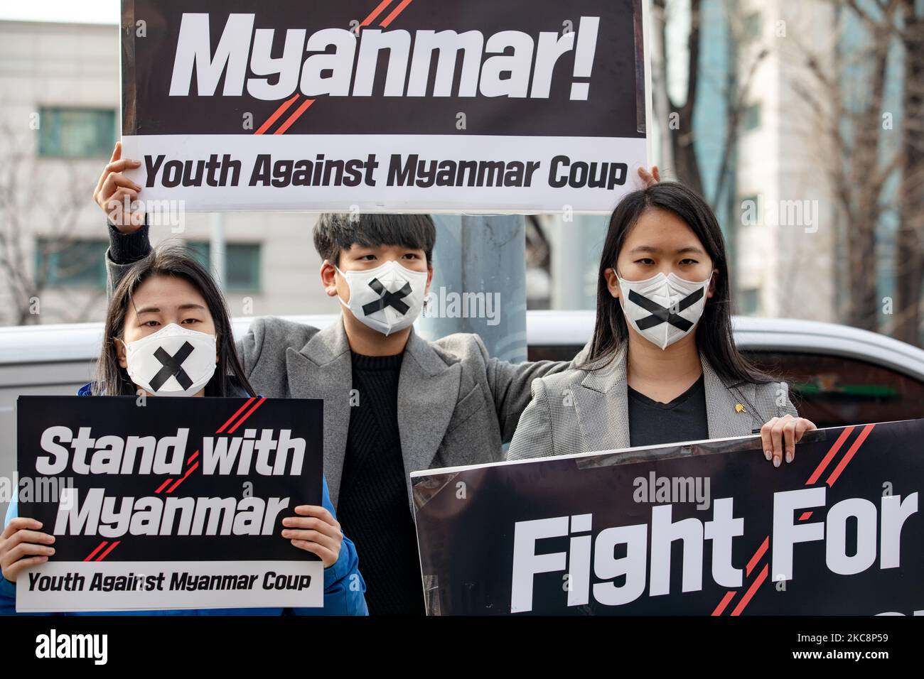 Les manifestants sud-coréens brandissent des banderoles alors qu'ils se rallient à l'ambassade du Myanmar lors d'une manifestation contre le coup d'État militaire du Myanmar sur 05 février 2021 à Séoul, en Corée du Sud. Aung San Suu Kyi et d'autres hauts dirigeants politiques ont été arrêtés par un coup d'État militaire le 01 février en raison d'allégations de fraude électorale lors des élections de novembre 2020. (Photo de Chris Jung/NurPhoto) Banque D'Images