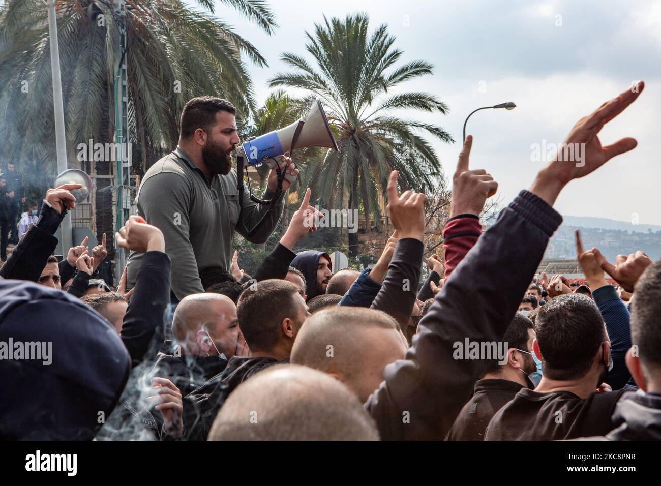 Les citoyens palestiniens d'Israël ont protesté vendredi 5 février 2021 dans des dizaines de villes du pays contre la violence policière israélienne et l'incapacité des autorités israéliennes à faire face à la menace croissante de la criminalité dans leurs communautés. Lors de cette manifestation dans la ville d'Umm al-Fahm, dans le nord du pays, des résidents palestiniens ont affronté des policiers israéliens et ont tenu des photos de membres de leur famille tués par la violence. La vague de protestations a eu lieu moins d'une semaine après que l'étudiant en sciences infirmières Ahmad Hijazi, âgé de 22 ans, ait été tué lorsque la police israélienne a échangé de gros coups de feu avec des suspects criminels dans sa ville natale de Tamra, Isra Banque D'Images