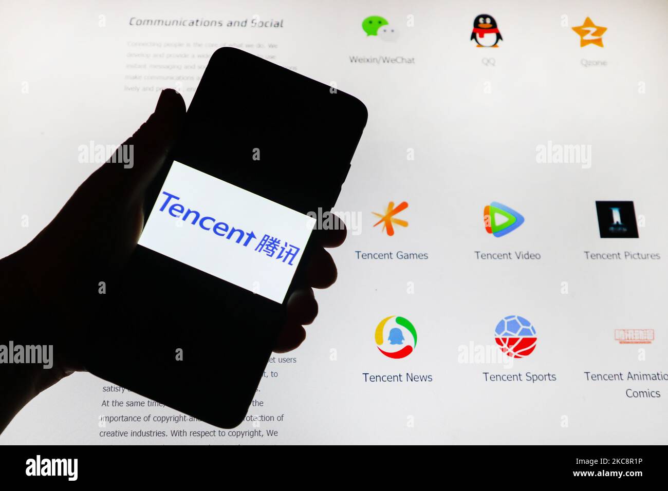 Le logo de l'application Tencent s'affiche sur l'écran d'un téléphone mobile avec l'arrière-plan du site Web Tencent. Cracovie, Pologne sur 5 février 2021. Tencent Holdings a congédié plus de 100 employés soupçonnés de corruption après une série d'enquêtes au cours de la dernière année. (Photo d'illustration par Beata Zawrzel/NurPhoto) Banque D'Images