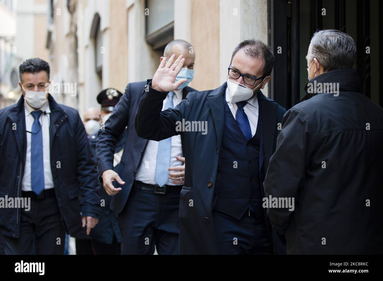 Le ministre de la Justice sortant de l'Italie, Alfonso Bonafede, salue son arrivée avant une rencontre avec le Premier ministre désigné Mario Draghi sur la formation d'un nouveau gouvernement à la Chambre des députés (Montecitorio), à 6 février 2021, à Rome, en Italie. (Photo de Christian Minelli/NurPhoto) Banque D'Images