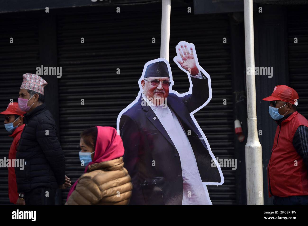 La faction cadres et étudiants du Parti communiste népalais (NCP) dirigée par le Premier ministre KP Sharma Oli assiste vendredi à une réunion de masse à Katmandou, au Népal, à 05 février 2021. (Photo de Narayan Maharajan/NurPhoto) Banque D'Images