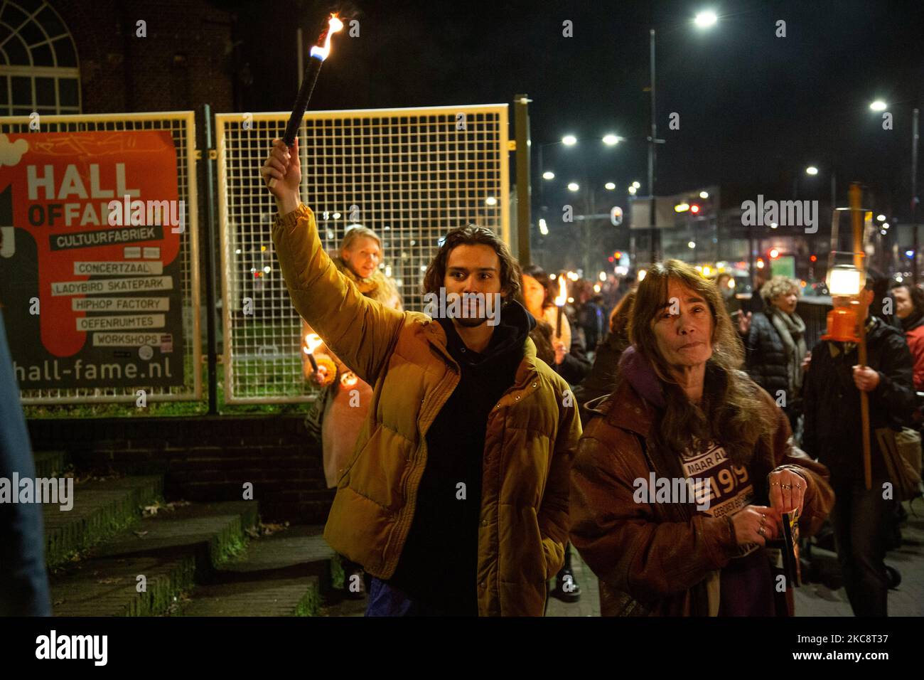 Une manifestation avec un feu de torche contre le verrouillage de la COVID et les mesures de couvre-feu a eu lieu dans la ville de Tilburg, aux pays-Bas. La manifestation pacifique de torchlight organisée par environ 100 activistes qui ne sont pas d'accord avec les mesures de corona imposées par le gouvernement a été une marche torchlée vers le centre-ville où la police les a arrêtés à Spoorlaan près du centre et a demandé aux manifestants de revenir. Les pays-Bas ont été confrontés à de violentes manifestations contre les nouvelles mesures en janvier 2021. Une amende de 95 euros est accordée aux personnes qui sont hors de leur foyer entre 21:00 et 04:30 heure locale. Selon les médias locaux, p Banque D'Images