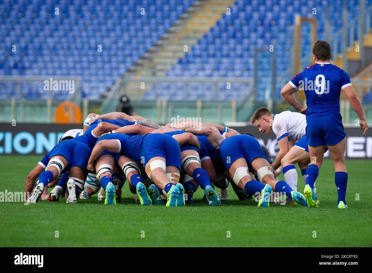 Une mêlée lors du match de rugby Guinness des six Nations 2021 entre l'Italie et la France au stade Olimpic (Stadio Olimpico) à Rome, en Italie, sur 6 février 2021. Le match se joue derrière des portes fermées à cause de Covid19 pandemy. (Photo par Lorenzo Di Cola/NurPhoto) Banque D'Images