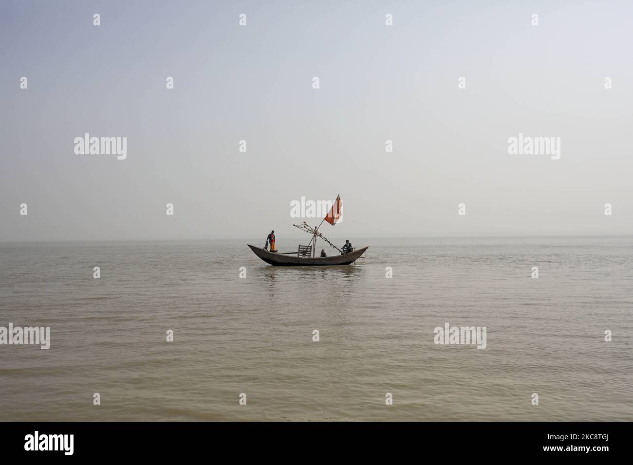 Les pêcheurs pêchent de la hilsa en hiver, samedi, à 6 février 2021, sur la rivière Meghna de Barishal, au Bangladesh. (Photo de Kazi Salahuddin Razu/NurPhoto) Banque D'Images