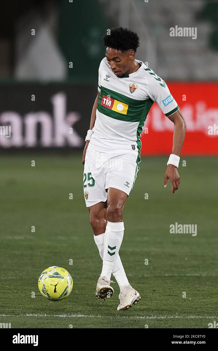 Johan Mojica d'Elche passe pendant le match de la Liga Santander entre Elche CF et Villarreal CF à l'Estadio Martinez Valero sur 7 février 2021 à Elche, Espagne. (Photo de Jose Breton/Pics action/NurPhoto) Banque D'Images