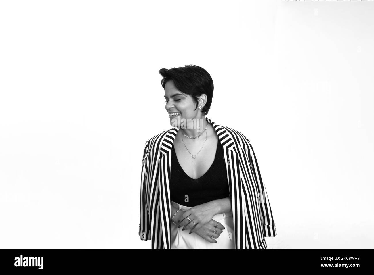 Confiante jolie femme d'affaires étant prête à travailler. Concept de confiance et de compétence. Portrait de femme isolé. Banque D'Images