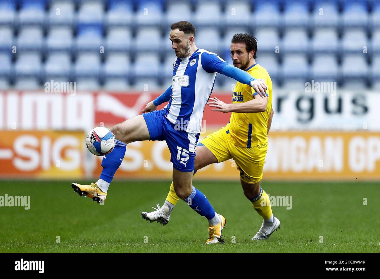 Wigans Dan Gardner combat avec les Wimbledons Luke O’Neill lors du match Sky Bet League 1 entre Wigan Athletic et AFC Wimbledon au DW Stadium, Wigan, le samedi 6th février 2021. (Photo de Chris Donnelly/MI News/NurPhoto) Banque D'Images