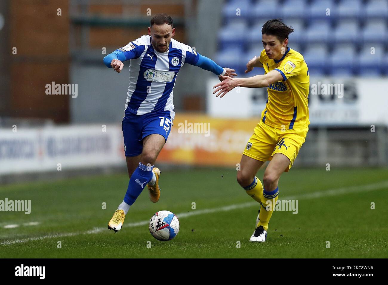 Wigans Dan Gardner passe les Wimbledons George Dobson lors du match Sky Bet League 1 entre Wigan Athletic et AFC Wimbledon au DW Stadium, Wigan, le samedi 6th février 2021. (Photo de Chris Donnelly/MI News/NurPhoto) Banque D'Images