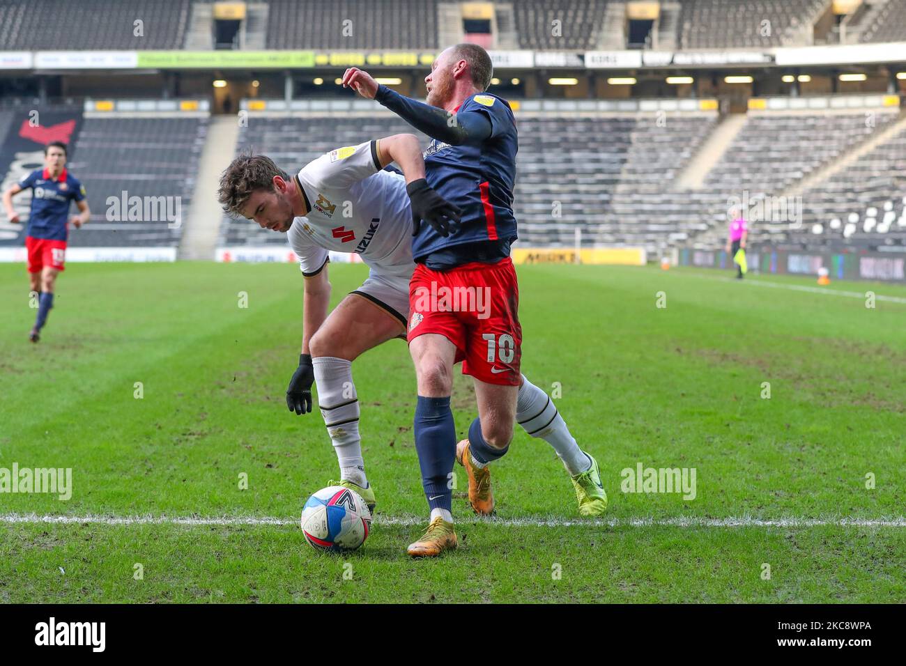 Aiden O'Brien de Sunderland est défié par les Dons Matt O'Riley de Milton Keynes lors de la première moitié de la Sky Bet League One match entre MK Dons et Sunderland au stade MK, Milton Keynes, le samedi 6th février 2021. (Photo de John Cripps/MI News/NurPhoto) Banque D'Images