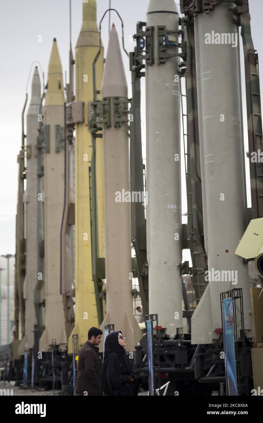 File photo shows, une iranienne regarde des missiles surface à surface (L à R) Khorramshahr, Sejil, Emad, Qadr, Shahab-2 et Qiam exposés à l'exposition sur les réalisations défensives du 40th anniversaire de la Révolution islamique dans la Grande Mosquée Imam Khomeini, dans le centre de Téhéran, le deuxième jour de la célébration de dix jours de l'anniversaire de la Révolution islamique, 2 février 2019. (Photo de Morteza Nikoubazl/NurPhoto) Banque D'Images